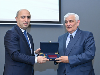 Камалу Абдуллаеву вручена юбилейная медаль «100-летие Гейдара Алиева (1923-2023)»